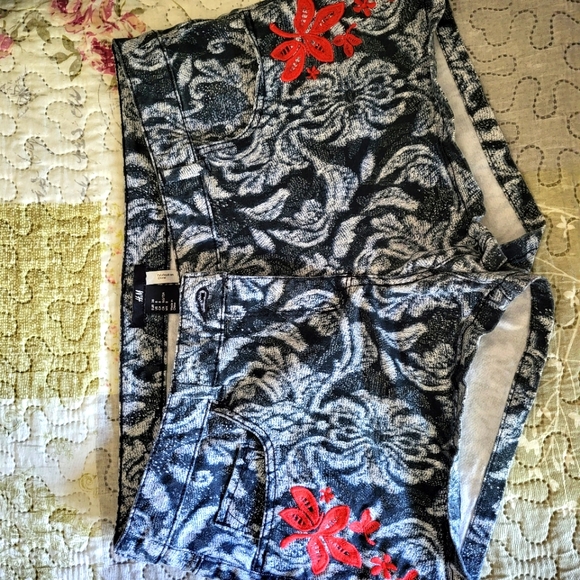 H&M Shorts with Side Embroidered Details - Picture 1 of 9